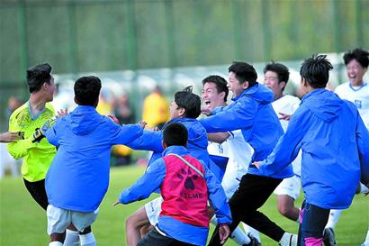 白衣下边是红衣，香港行期间一阿森纳球迷卧底在热刺球迷看台