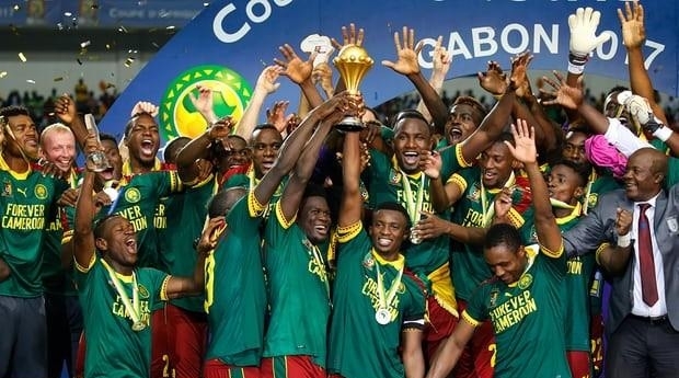 王曼昱3-0横扫李恩惠，发挥稳定，技术多样，孙颖莎等队友观战学习。