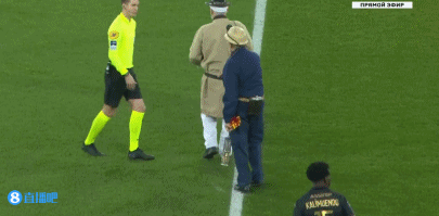 意大利赛车手罗西回忆马拉多纳：我曾单膝跪地亲吻他的左脚